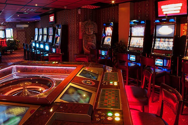 European Roulette wheel and betting table layout with numbered pockets